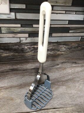 Vintage Bonny USA Potato Masher Blue Plastic Grid White Handle 10.5”